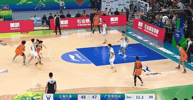 洛夫顿过顶绕球过掉防守,再空中拉杆折叠上篮打成2+1